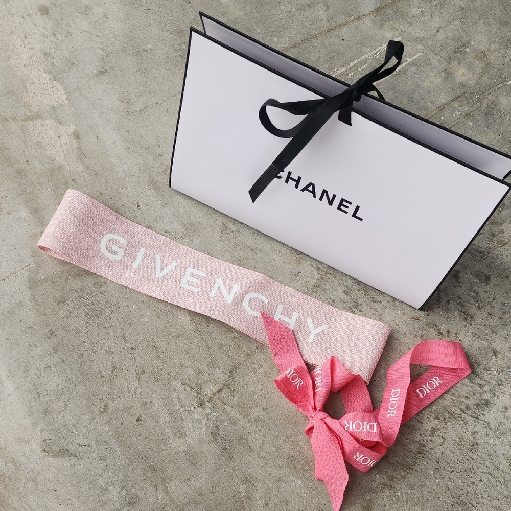 CHANEL Gift Bag